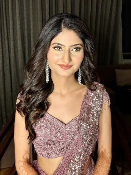 A natural finish for this Sangeet bride. The makeup is subtle and glowing, perfect for her shimmering lavender saree.
