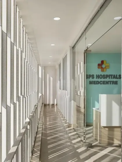 The facade of the SPS Clinic is meticulously designed to invite ample natural light while preventing excessive heat. This thoughtful approach fosters a bright, spacious interior and a warm, inviting ambience.