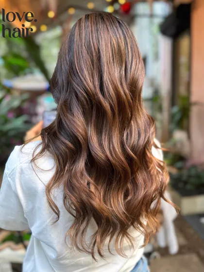 We’ve got that mocha girl flow going. This balayage is all about creating a seamless blend of rich brown tones. (No filter)
