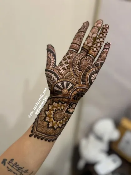 This design combines dense traditional patterns on the fingers with a more open style on the palm and wrist. I teach how to adapt designs to a client's preference, whether they want full coverage or something more modern.