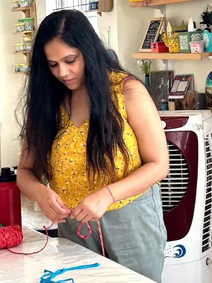 A participant focused on her macrame project, learning the different knots.