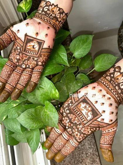 A lovely Karwachauth design with a small, framed portrait element. It's a great choice for someone who wants a touch of personalization in their festive mehendi.
