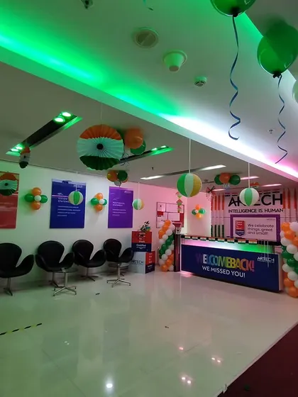 A wide-angle view of the Artech reception area decorated for Independence Day. You can see how the balloon pillars, hanging decor, and lighting work together to create a welcoming and patriotic ambiance.