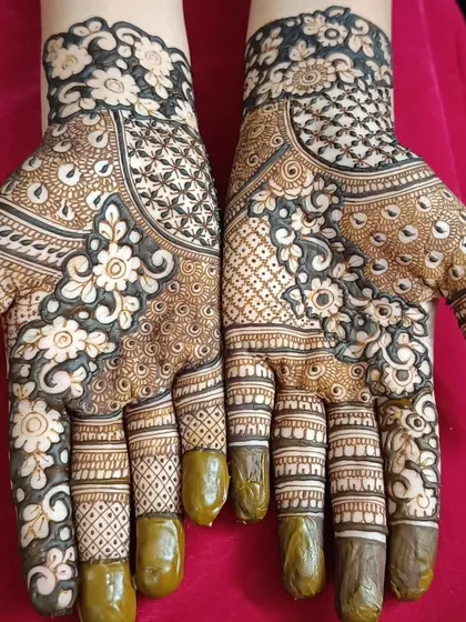 A full view of the reverse-fill floral mehendi design. This technique is perfect for brides who want a bold and contemporary look.