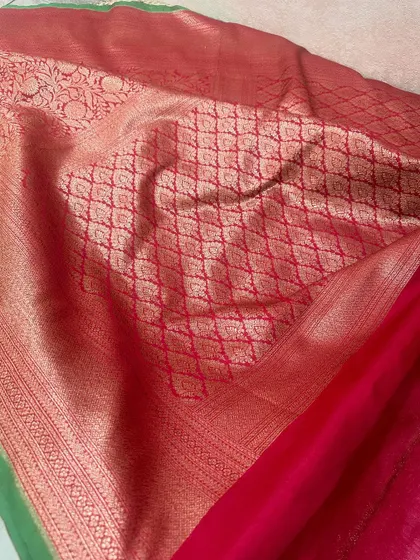A closer look at the pallu of the red and pink Banarasi silk saree. The intricate diamond jaal pattern is woven with precision.