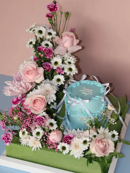 A gorgeous mini cake hamper for Women's Day. We paired one of our vintage-style blue cakes with a stunning fresh flower arrangement for an unforgettable gift.