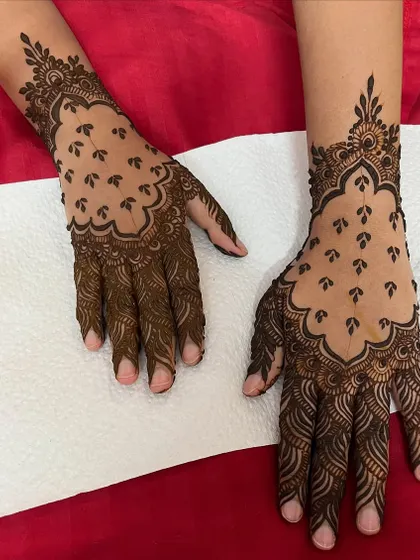 A beautiful design for Eid, featuring delicate leafy trails and a scalloped border. The negative space in the center makes the pattern stand out.