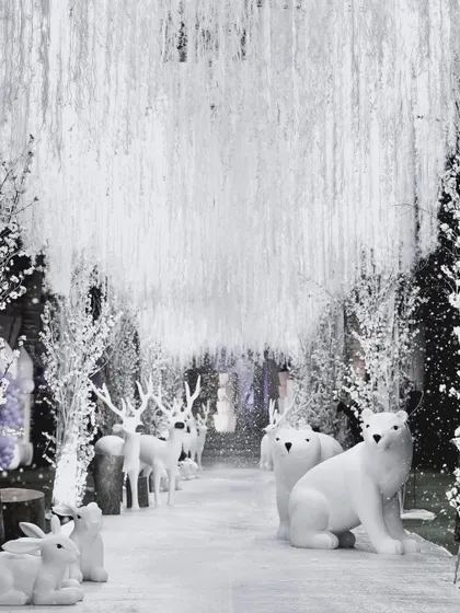 Guests were welcomed through this enchanting tunnel, designed to look like a snowy forest path. Lined with white trees, glistening icicles, and friendly arctic animals, it set a magical tone from the very first step.