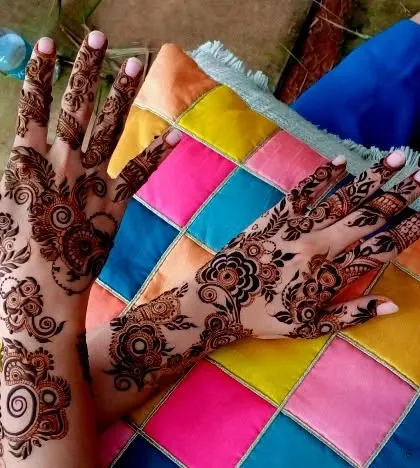 A close-up of the modern guest henna design.