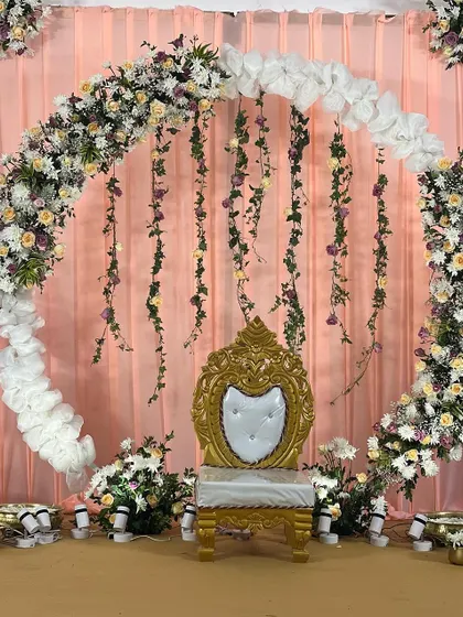 This floral ring backdrop is a design that two different clients have requested. It shows the timeless appeal of a classic floral arch, which I can customize to feel unique for each event.