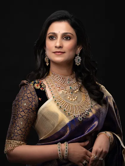 Another angle of this beautiful look, showing the harmony between the makeup, jewellery, and the rich texture of the saree.