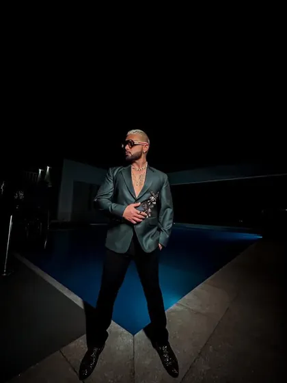Singer Indeep Bakshi wears a custom Gopalsons creation. This dark green blazer has a subtle sheen and unique texture, making it the perfect statement piece for a night out.