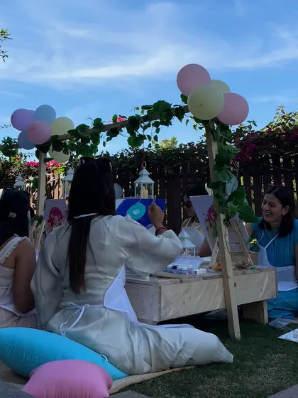 A beautiful picnic-style setup for a private family workshop at their home. We can customize the setup to match your vision and create a truly special celebration.