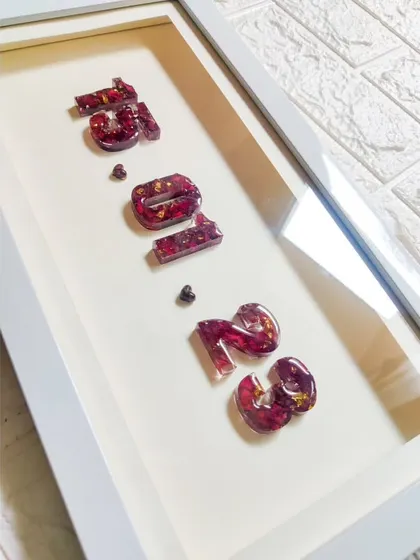A different angle of the minimalist date frame, showing the 3D effect of the resin numbers and the clean, white frame.