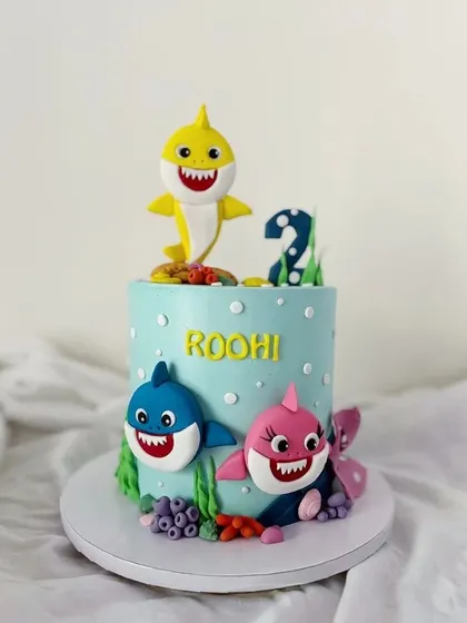 A full view of the Baby Shark cake, with its bright colors and fun underwater details.
