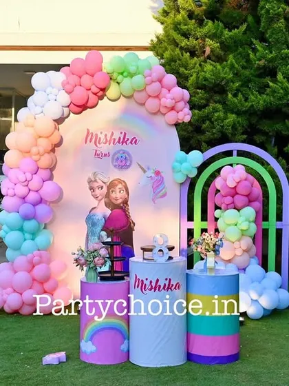 A wider view of the outdoor Frozen party decoration.