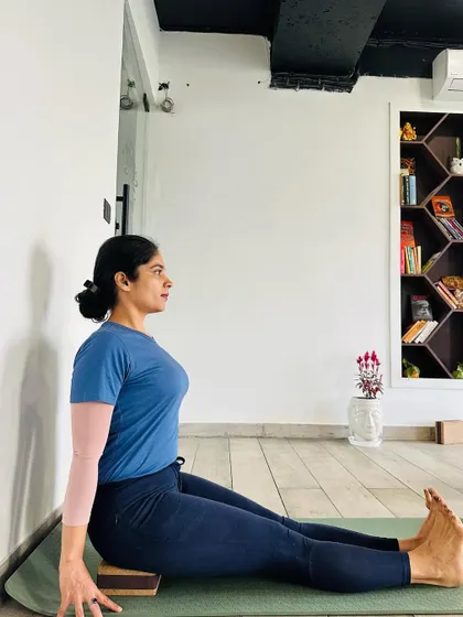 Using hard blocks for support in Dandasana (Staff Pose) provides a firm foundation. This makes it easier to extend the spine vertically and maintain the natural curves of the back, teaching the body correct posture.