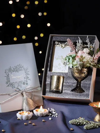This elegant hamper is perfect for creating a festive ambiance. It includes a votive candle, a flower vase, and a slider box of our delicious hazelnut cookies.