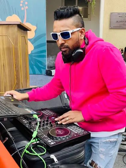 A focused shot from the alumni event. I bring the same professional setup and energy whether it's an outdoor brunch or a late-night party.