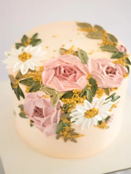 This little beauty was created during a heavy-hearted time, and making it was a reminder of the joy and comfort cake can bring. The soft peach tones and delicate daisies are like a little bit of sunshine.