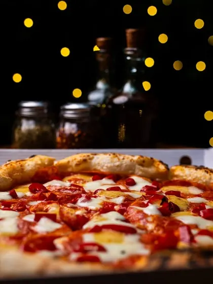 Craving Leo’s? Swing by our Amar Colony outlet for a quick takeout or delivery. This pepperoni pizza is waiting for you.