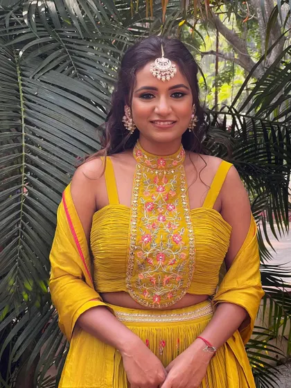 A full view of this elegant mehendi look.