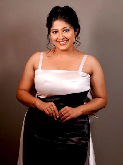 A poised and elegant shot of the actress in her awards night attire.