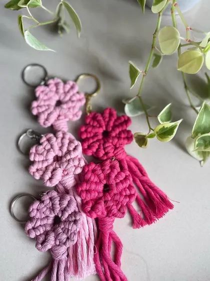 More flower keychains in shades of pink. These are perfect for Women's Day gifts or as party favors.
