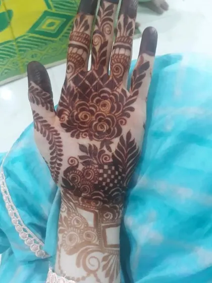 A heavy design with a focus on rose motifs and leafy patterns, with fully covered fingertips.
