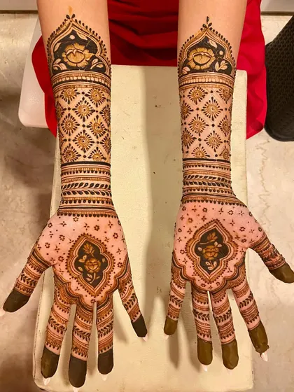 A closer look at the elegant bridal design, featuring rose motifs and a clean jaal pattern.