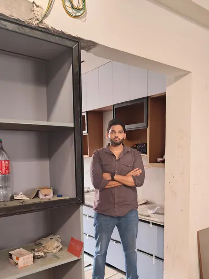 On-site, overseeing the progress of a kitchen installation. Being personally involved in every stage of the project allows me to ensure quality control and make sure the execution is flawless.