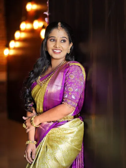 Another beautiful shot of the model, her simple jewellery perfectly complementing her purple and gold saree.