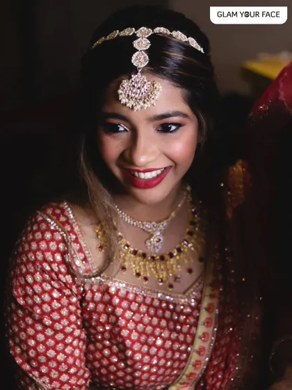 An absolute regal bride. Sarah exudes an aura of royalty and grace for her Walima. The glamorous makeup, with a bold lip and defined eyes, turned out stunningly.