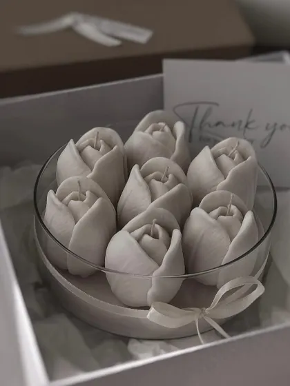 Another view of the tulip floating candle gift set.