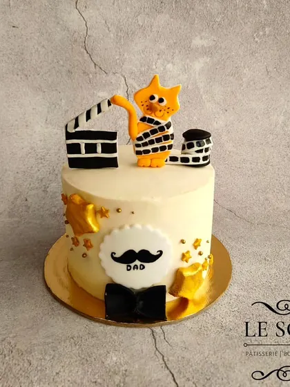 A cute cake for a dad who loves movies and cats. This half-kg Pineapple cake combines his two passions with a cat figurine holding a movie clapperboard.
