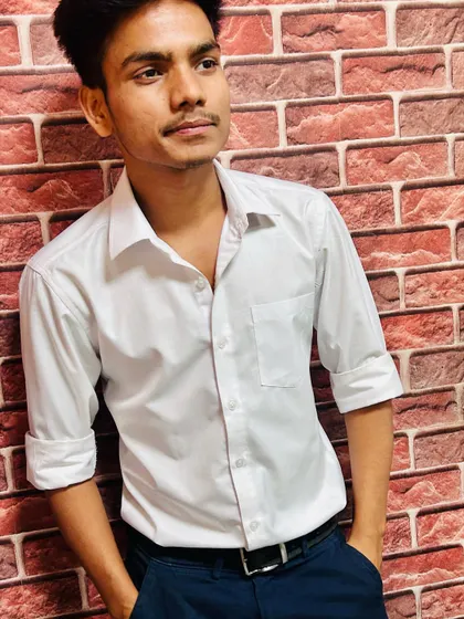 A simple, classic look. Confidence doesn't always have to be loud. Sometimes it's in the quiet determination to do things right, because you only live once.