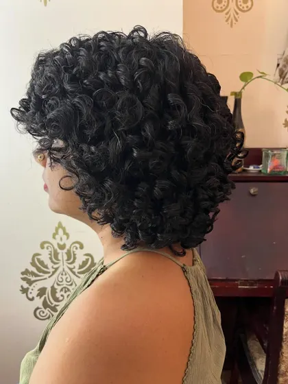 The side view of this curly bob shows the volume and structure.