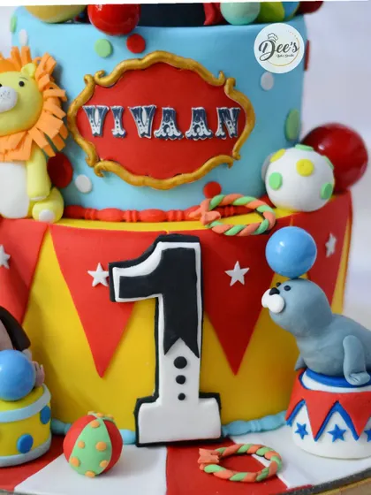 A detail shot of the first birthday number and the adorable seal balancing a ball on its nose.