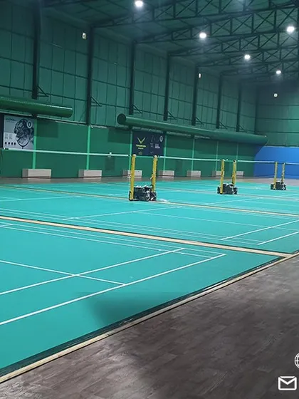 The combination of BWF-approved synthetic mats and underlying wooden flooring offers the ideal balance of grip, shock absorption, and player comfort. This setup is crucial for high-intensity training and helps reduce the risk of joint injuries.