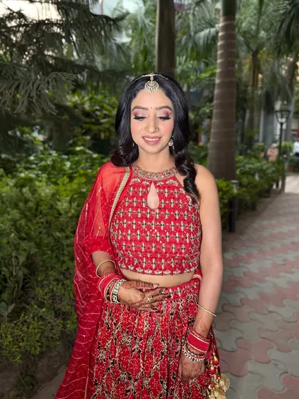 A full-length view of our Garhwali bride. Her joy and confidence are the best results we could ask for.