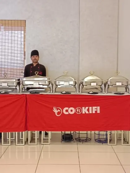 A classic setup with our branded red tablecloths, suitable for any house party or private gathering.