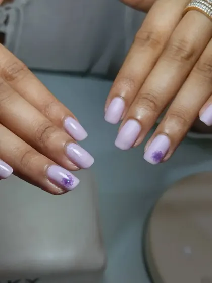 Loving these lilac nails with a subtle floral detail. This is a great way to add a little art to a minimal look.