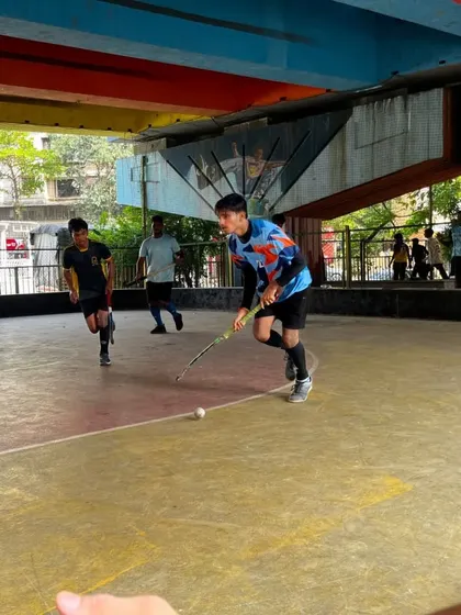 A player practices dribbling and control during a Sunday session. Our training emphasizes individual skill development within a team context, ensuring every player masters the basics of field hockey.