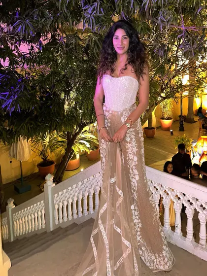 Shadi Szn doesn't always have to mean lehengas. For this look, we went with elegant separates, proving that modern silhouettes can be just as festive and impactful.