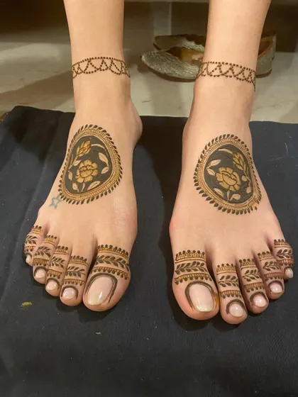 Simple and sweet feet mehendi with a floral mandala, perfect for any celebration.