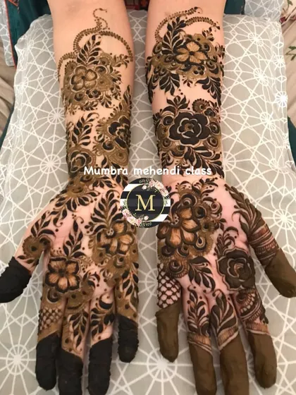 A beautiful floral design with fingers dipped for a traditional look, perfect for a bride or for Eid.