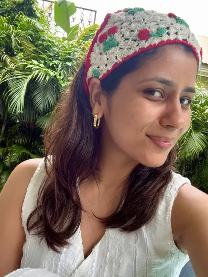 A close-up of my vacation look, featuring a cute crochet headband. Accessories are a great way to add a touch of personality to your holiday outfits.
