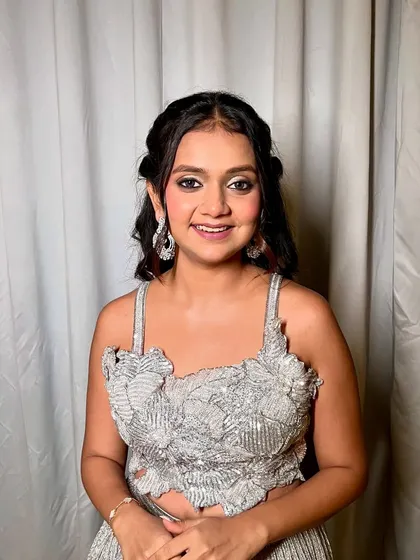 Stealing the spotlight with glittery eyes and a blingy style for a Sangeet night.