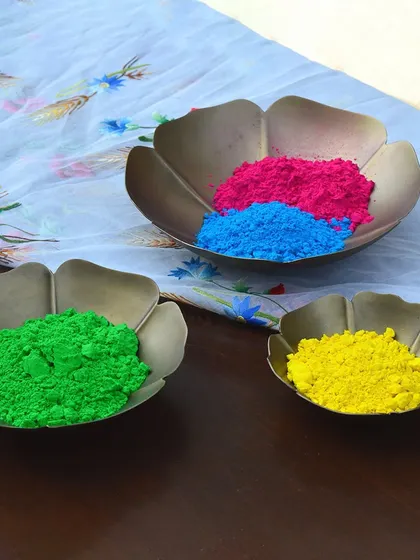 Our antique-finish brass bowls in a floral shape are perfect for holding colourful gulal for Holi. They come in a set of three different sizes.