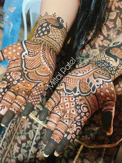 A lovely design with a peacock as the central startup motif. The surrounding patterns are intricate and fill the hand beautifully, making it a great choice for a guest or bridesmaid.